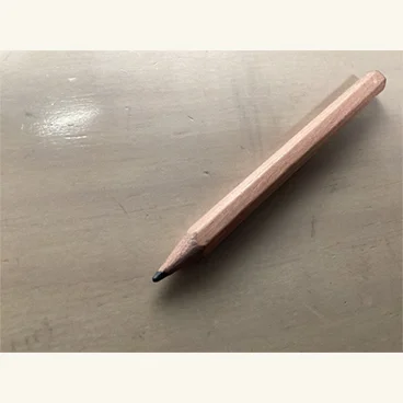 削る、削る、短い鉛筆